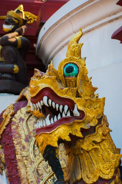 Γλυπτική, χρυσή Dragon.Thailand. Chiangmai. — Φωτογραφία Αρχείου