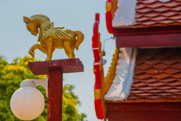 Sculpture of the Golden horse. Thailand Temple. Chiangmai. — Stock Photo, Image