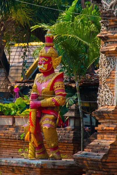 Sculpture by the water in Buddhist temple. Chiangmai. — Stock Photo, Image