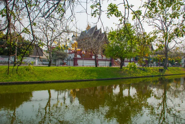 Buddhistické chrámy v rybníku v létě. Chiangmai. Thajsko. — Stock fotografie