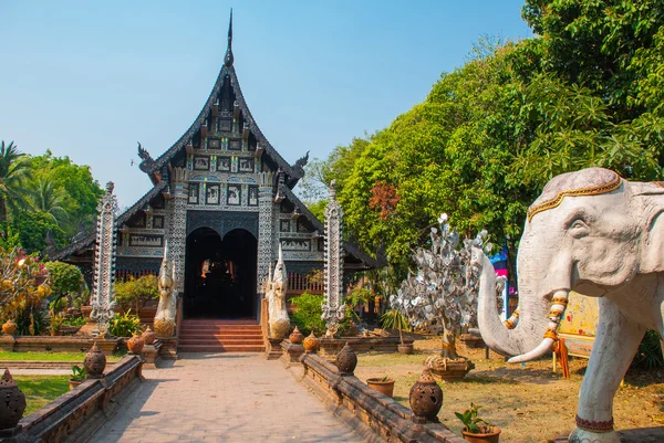 Thailand tempel. Sculptuur van een olifant. Chiangmai. — Stockfoto