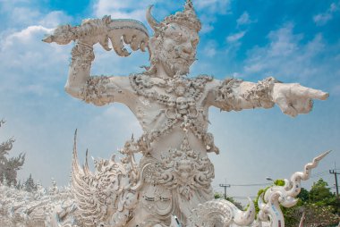 Beyaz heykeller girişinde. WAT Rong Khun, Beyaz Tapınak. Chiang Rai, Tayland.