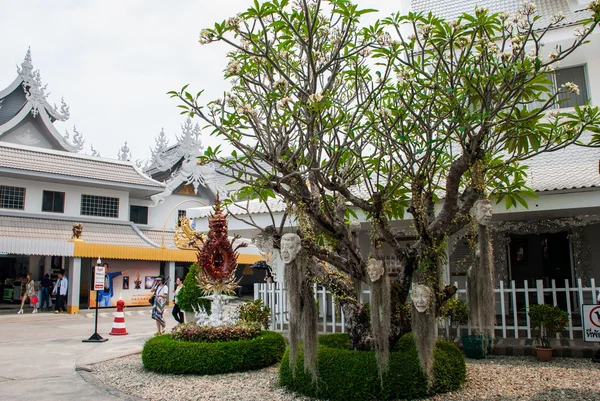 Der Baum, an dem man eine Person aufhängt, ist der Kopf. wat rong khun, weißer Tempel. chiang rai, thailand. — Stockfoto