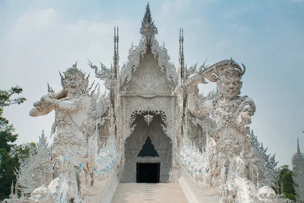 Beyaz heykeller girişinde. WAT Rong Khun, Beyaz Tapınak. Chiang Rai, Tayland. — Stok fotoğraf