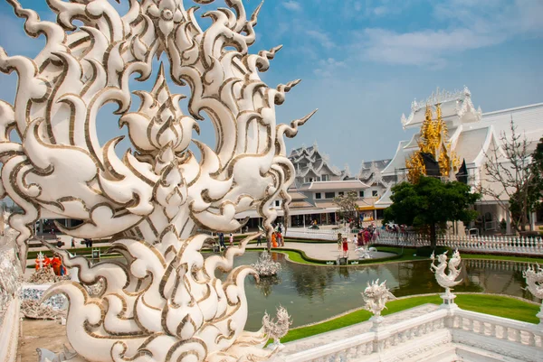 A töredék a dekoráció. Wat Rong Khun, fehér templom. Chiang Rai, Thaiföld. — Stock Fotó