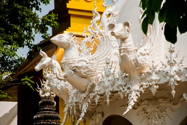 Dekor ile parçası. WAT Rong Khun, Beyaz Tapınak. Chiang Rai, Tayland. — Stok fotoğraf