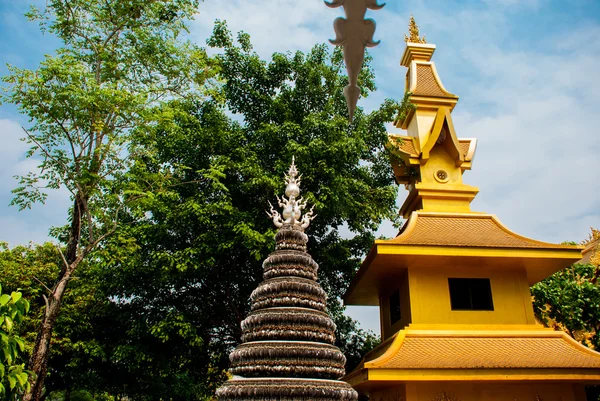 Ват Рон Кхун, он же Белый Храм. Чианграй, Таиланд . — стоковое фото