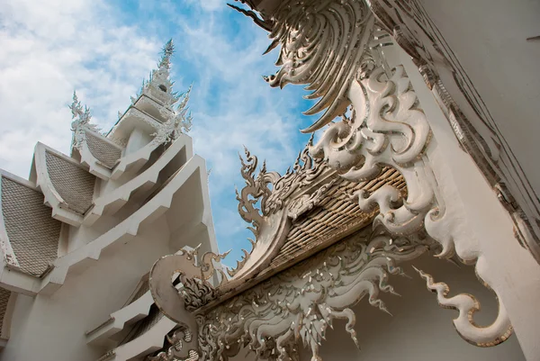 Das Fragment mit dem Dekor. wat rong khun, weißer Tempel. chiang rai, thailand. — Stockfoto