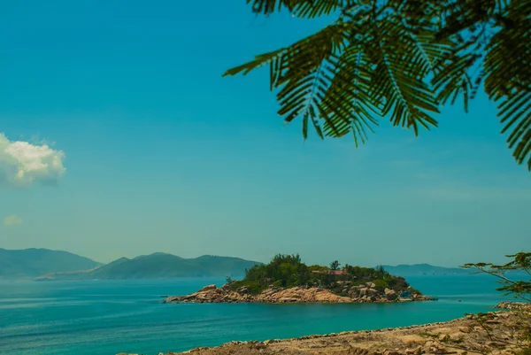 Una piccola isola sul mare. Nha Trang. Vietnam — Foto Stock