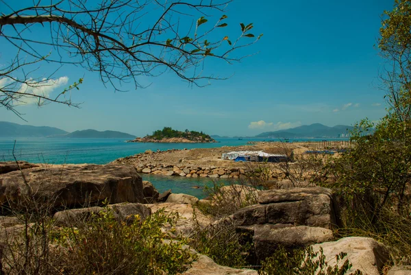 En liten ö i havet. Nha Trang. Vietnam — Stockfoto