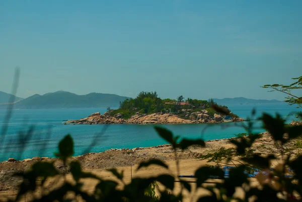 Malý ostrov na moři. Nha Trang. Vietnam — Stock fotografie