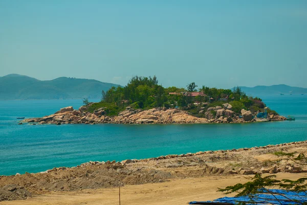 Une petite île sur la mer. Nha Trang. Viêt Nam — Photo