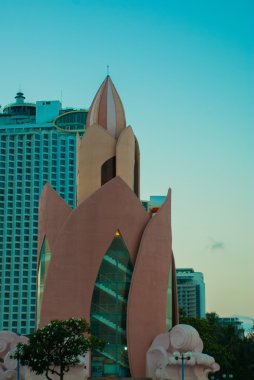 Bina bir Lotus gökdelenler arka plan üzerinde biçimindedir. Nha Trang, Vietnam