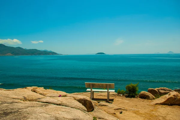 Le jardin de pierres. Le magasin est sur les rochers au bord de la mer. Nha Trang. Viêt Nam — Photo