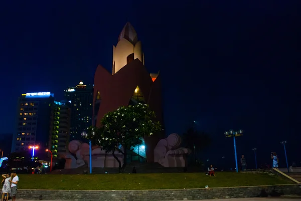 Nacht. Das Gebäude ist in Form eines Lotus auf dem Hintergrund von Wolkenkratzern. nha trang, Vietnam — Stockfoto