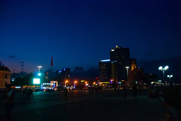 Boa noite. Praça Central.Nha Trang, Vietnã — Fotografia de Stock