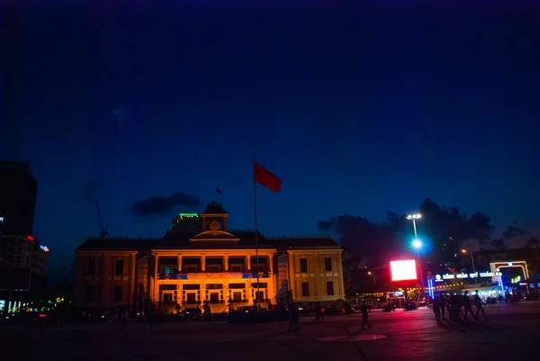 Buenas noches. Plaza central.Nha Trang, Vietnam — Foto de Stock