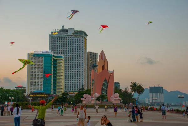 Kites.Le bâtiment est en forme de lotus sur le fond des gratte-ciel. Nha Trang, Vietnam — Photo