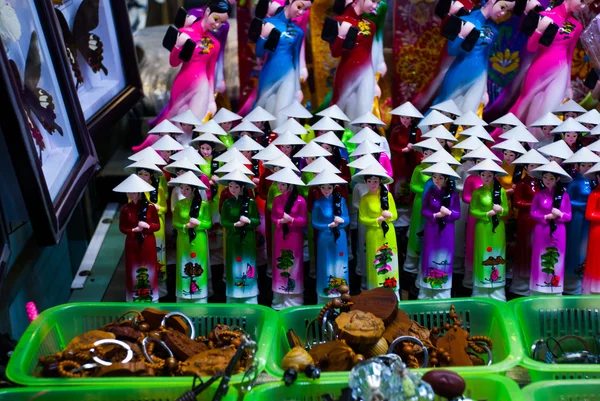 Night market. Souvenirs for tourists. Nha Trang, Vietnam. — Stock Photo, Image
