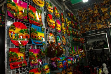 Gece pazarı. Turistler için bir hatıra. Nha Trang, Vietnam.