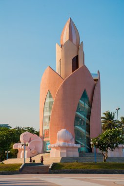 Bina bir Lotus gökdelenler arka plan üzerinde biçimindedir. Nha Trang, Vietnam