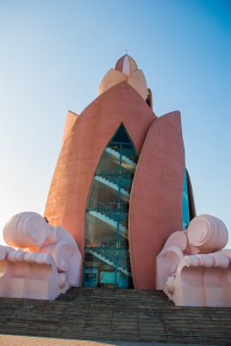 Bina bir Lotus gökdelenler arka plan üzerinde biçimindedir. Nha Trang, Vietnam