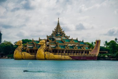 Altın Karaweik Sarayı, Yangon, Myanmar. Burma