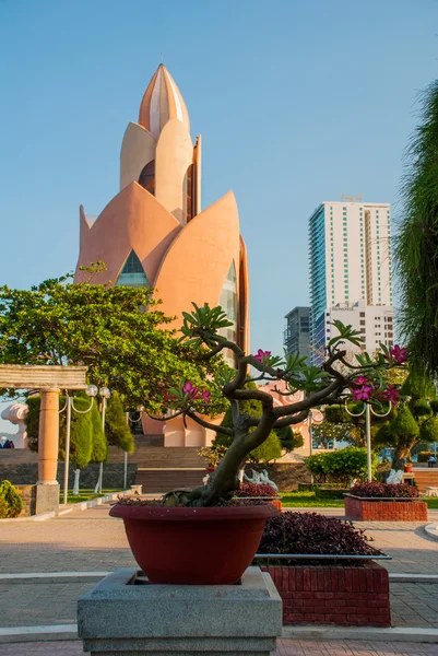 Lotus denir görev arka plan üzerinde güzel kırmızı çiçekler. Nha Trang. Vietnam.