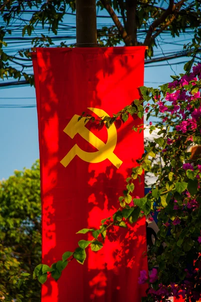 红旗与锤子和镰刀在背景颜色。芽庄, 越南. — 图库照片