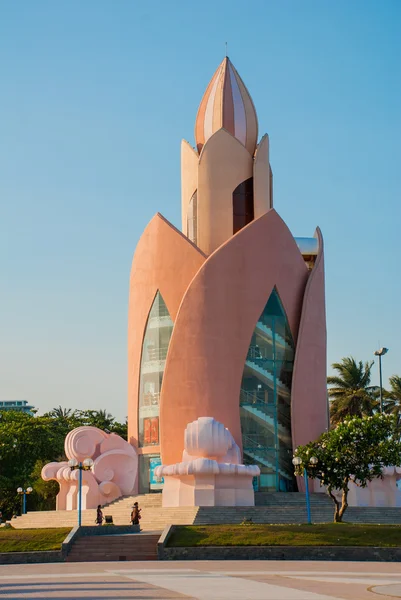 Bina bir Lotus gökdelenler arka plan üzerinde biçimindedir. Nha Trang, Vietnam