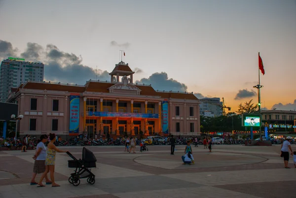 Des cerfs-volants. Coucher de soleil. Place centrale. Nha Trang, Vietnam — Photo