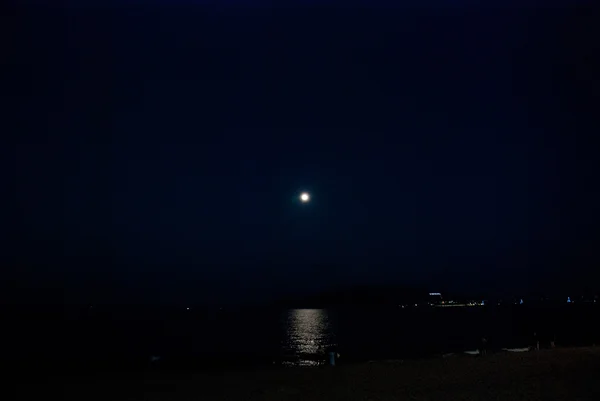 Mer dans le noir. Nha Trang, Vietnam — Photo