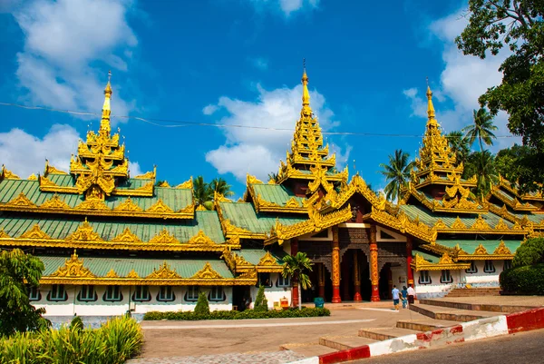 Pagoda Shwedagon Paya. Yangon, Myanmar. Birmy — Zdjęcie stockowe