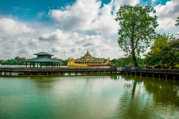 Gold Karaweik palace, Yangon, Myanmar. Birmanie — Photo