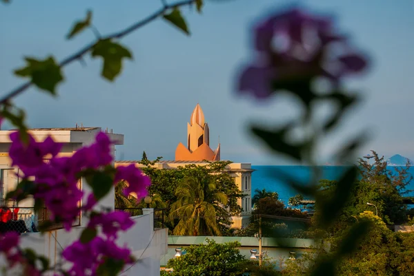 Vista superior del mar para la construcción de un Loto sobre un fondo de flores rojas. Nha Trang. Vietnam . —  Fotos de Stock