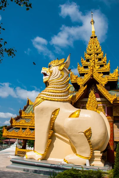 Είσοδος με τεράστια αγάλματα των ζώων. Παγόδα Σβενταγκόν Paya. Γιανγκόν, Μιανμάρ — Φωτογραφία Αρχείου