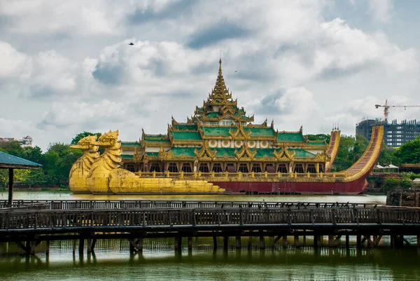 Arany Karaweik palace, Yangon, Mianmar. Burma — Stock Fotó