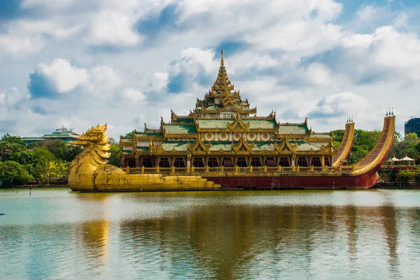 Gold Karaweik Palace, Yangon, Myanmar. Birmânia — Fotografia de Stock