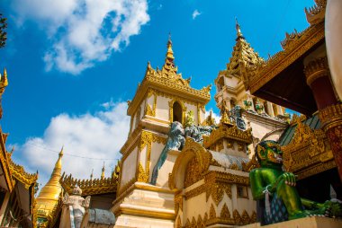Heykel yeşil. Shwedagon Selami pagoda. Yangon, Myanmar