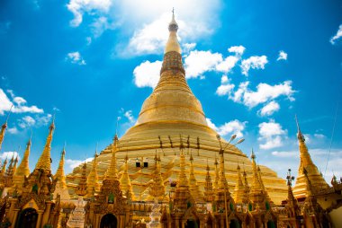Altın stupa. Shwedagon Selami pagoda. Yangon, Myanmar