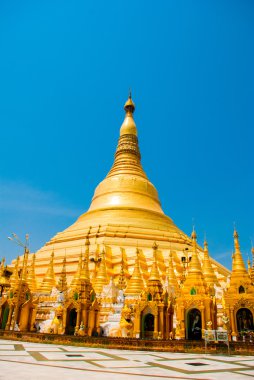 Altın stupa. Shwedagon Selami pagoda. Yangon, Myanmar