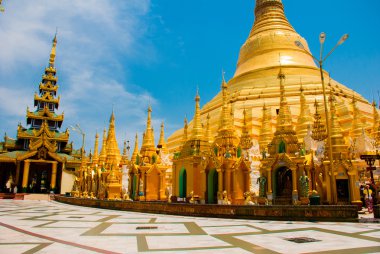Altın stupa. Shwedagon Selami pagoda. Yangon, Myanmar