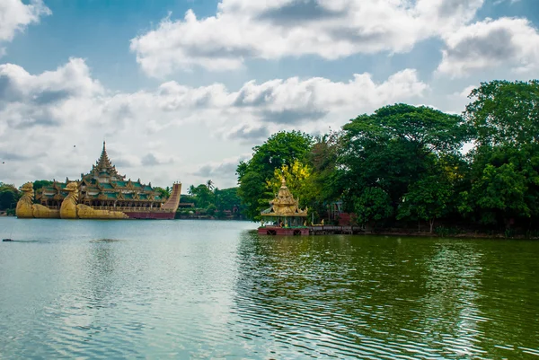 Arany Karaweik palace, Yangon, Mianmar. Burma — Stock Fotó