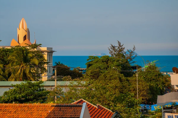 Ulicy z domami, widok z góry morze na budynku lotosu. Nha Trang. Wietnam. — Zdjęcie stockowe