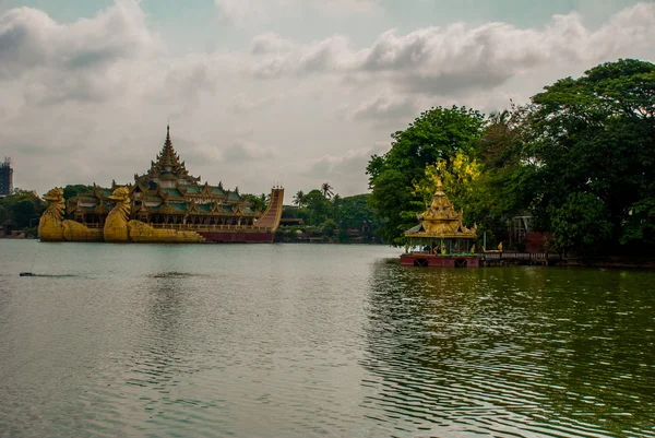 Guld Karaweik palace, Yangon, Myanmar. Burma — Stockfoto
