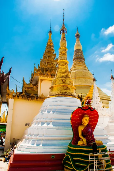 Gyllene stupa. Shwedagon Paya pagoda. Yangon, Myanmar — Stockfoto