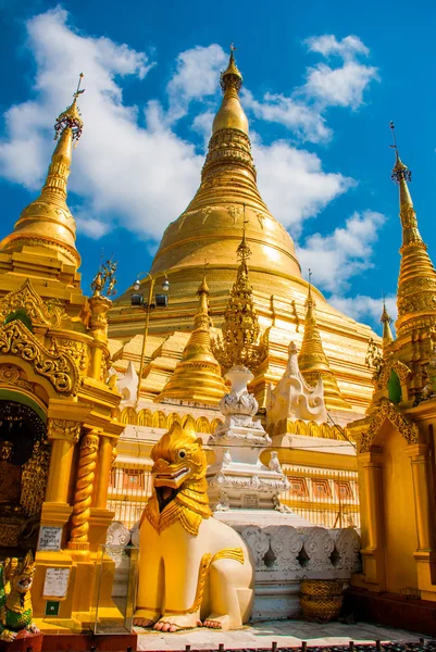 Złota stupa. Pagoda Shwedagon Paya. Yangon, Myanmar — Zdjęcie stockowe