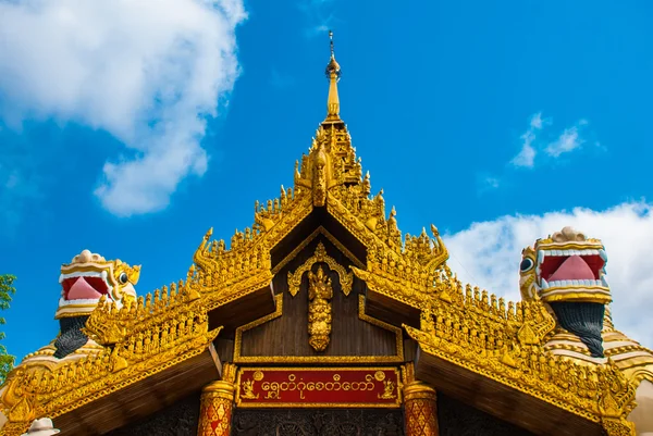 Ingang met enorme standbeelden van dieren. Shwedagon Paya pagode. Yangon, Myanmar — Stockfoto