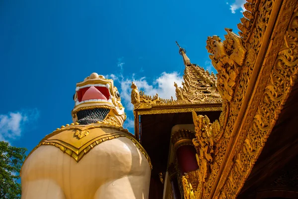 Entré med enorma statyer av djur. Shwedagon Paya pagoda. Yangon, Myanmar — Stockfoto