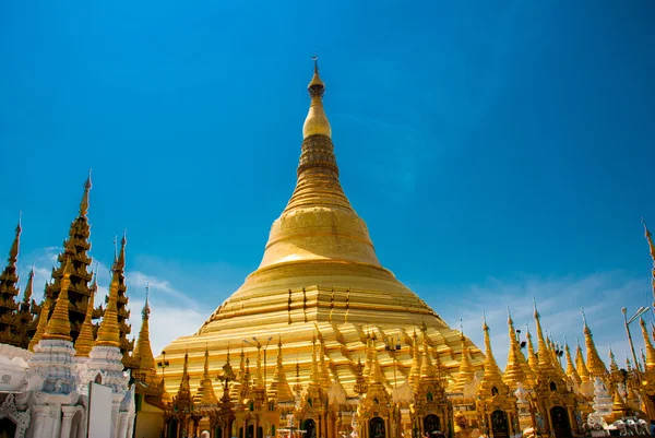 Estupa dourada. Shwedagon Paya pagode. Rangum, Mianmar — Fotografia de Stock